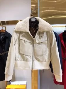 おしゃれでおすすめ今季トレンド　ルイ ヴィトン LOUIS VUITTON　今季トレンドをうまく取り　ハーフコート　2020トレンドファッション新品
