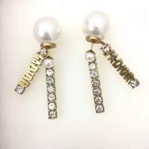 ピアス ディオール きちんと感が抜群 DIOR 夏らしい季節感 2020即旬な装いに クールな印象を引き立て