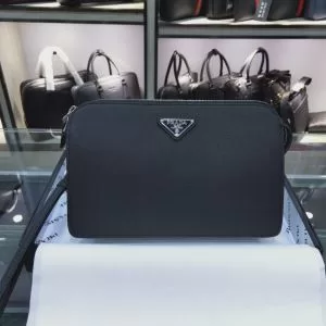 プラダ 秋トレンドの新定番 PRADA 気になる2020年秋のファッション ポーチ 今から取り入れられるトレンド