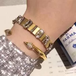 今季は特に注目ファション ブレスレットおしゃれな夏ファッション2020 ディオール DIOR 今年の夏は着こなし