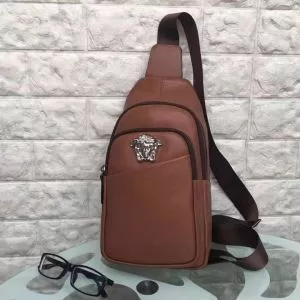 今年注目な新品セール ヴェルサーチVERSACE 秋冬とれんど新品目立ち ボディバッグ 2020秋冬最重要アイテム