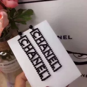 シャネルシンプルなファッション CHANEL ピアス 2020SS人気 おしゃれな人が持っている