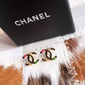 20新作ですコーデの完成度を高める シャネルおしゃれに大人の必見 CHANEL ピアス 20新作です