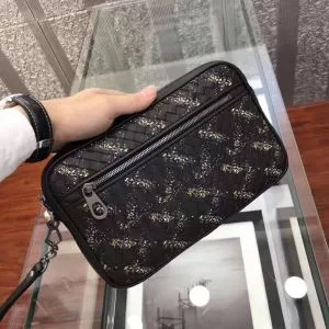 大人カジュアル夏ファッション2020 今流行のストリート上品 ボッテガ ヴェネタ BOTTEGA VENETA ポーチ