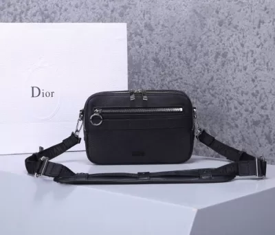 ミニバッグ 普段使いにも最適なアイテム ディオール デザインお洒落 DIOR 20新作です