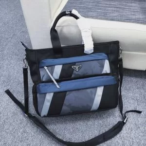 ハンドバッグ 人気ファッション雑誌でも掲載 プラダ 最重要2020秋冬トレンド PRADA 最新トレンドコーデおすすめ