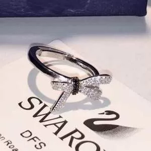 のトレンドアイテム 大人の可愛さを引き立て スワロフスキー SWAROVSKI 指輪