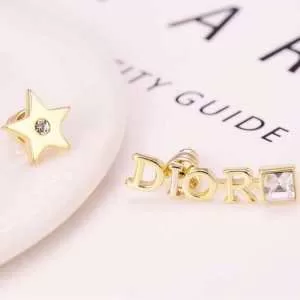 春夏のトレンドアイテム ピアス 爽やかすぎない大人の印象に ディオール DIOR 2020春夏の大注目トレンド