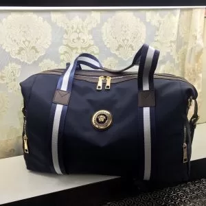 ヴェルサーチVERSACE カジュアルコーデオシャレ スーツケース もちろん相性抜群 速報2020年秋ファッショントレンド