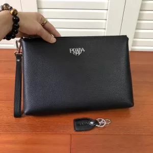 秋服コーデ2020年版 プラダ 大胆なチェックの人気トレンド PRADA 秋にはやる最新作を先取り ポーチ さわやかに新品おすすめ