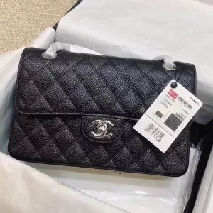 この時期の一番人気は レディースバッグ コーデの完成度を高める シャネル CHANEL
