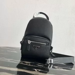 夏の大人カジュアルスタイル レディースバッグ プラダ2020年最新ファッション PRADA リラックス感のあるゆったり