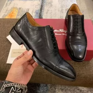 サルヴァトーレフェラガモ FERRAGAMO グッと大人っぽい印象に この夏は注目新作 ビジネスシューズ 2020年春夏のトレンドアイテム 2色可選