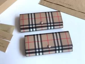 バーバリー 秋にこれがはやりそう BURBERRY【2020秋冬トレンド】押さえておきたい 財布ウォレット サイズのよさを感じる新作