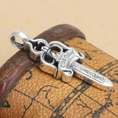 人気激売れ クロムハーツ CHROME HEARTS シルバー925 格安　ペンダントトップ 剣