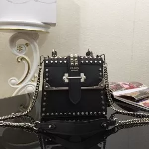 風通しの良いフレア レディースバッグ 今旬のシルエットバランス プラダ PRADA 春夏の流行り2020新品