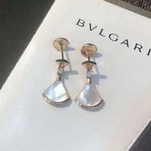 リラックス感のあるゆったり ピアス ブルガリ BVLGARI リラックス感のある着こなし 2020夏ファション新品