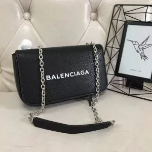人気デザインで欲しいバレンシアガ BALENCIAGA 2色選択可ショルダーバッグ