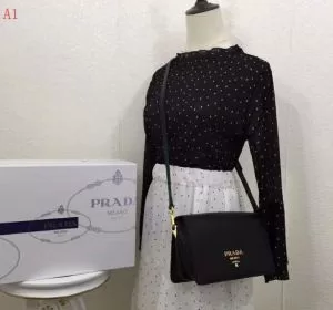 有名人同じアイテム 4色可選 高級感が漂う ショルダーバッグ PRADA プラダ 日本限定素材