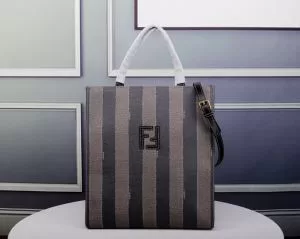 レディースバッグ 元気な印象のコーデ フェンディ2020春夏トレンドアイテム FENDI 着るだけで上品なスタイル
