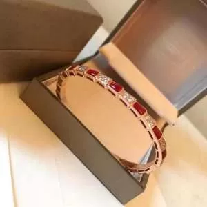 夏の大人カジュアルスタイル ブルガリ リラックススタイルが実現 BVLGARI 2020年最新ファッション ブレスレット