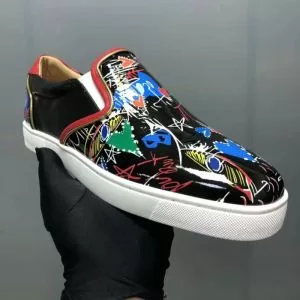 希少性の高いルブタン偽物Christian Louboutin超人気新品スリッポンカジュアルブラックスニーカーレザー採用