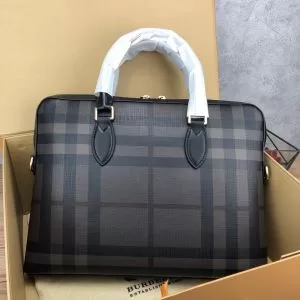 着こなしを楽しむ バーバリー BURBERRY 限定品が登場 ショルダーバッグ 2020年春夏コレクション