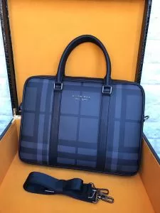 コーデの完成度を高める ハンドバッグ この時期の一番人気は バーバリー BURBERRY