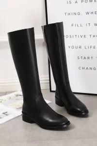 シャネル やっぱり優しい色 CHANEL 【2020秋冬トレンド】押さえておきたい レザーブーツ サイズのよさを感じる新作