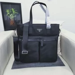 プラダ PRADA 2020トレンド秋冬おすすめ安い ハンドバッグ おしゃれなファッションコーデ 秋冬にお世話になる定番