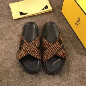 シーズンの人気 フェンディ今年は大きめの新作がトレンド FENDI サンダル