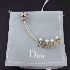 グッと大人っぽい印象に ディオール DIOR 2020年の夏のマスト ピアス ぐっと鮮度がアップ