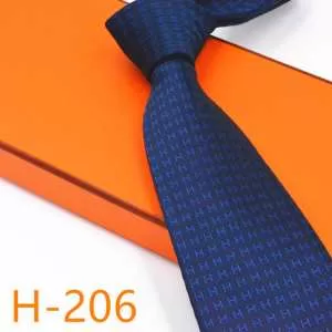 おしゃれ感度が高い秋冬トレンド エルメス HERMES ネクタイ 2020秋のファッショントレンドはこれ