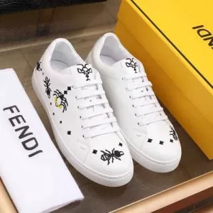 流行ファッション 大人の可愛さを引き立て フェンディ FENDI カジュアルシューズ