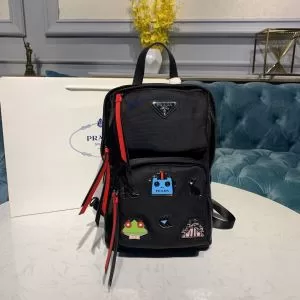 リュック やっぱり優しい色 プラダ 【2020秋冬トレンド】押さえておきたい PRADA サイズのよさを感じる新作