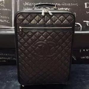 今年春夏ファション流行り シャネル2020年最新ファッション CHANEL 夏キレ味をプラススーツケース
