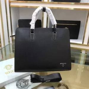 ハンドバッグ 秋冬コーデと相性がいい プラダ 2020トレンド秋冬おすすめ安い PRADA おしゃれなファッションコーデ