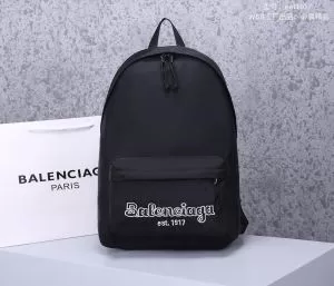 一番おしゃれ秋冬トレンド バレンシアガ BALENCIAGA 2020秋に注目したい リュック おしゃれさんはいち早く取り