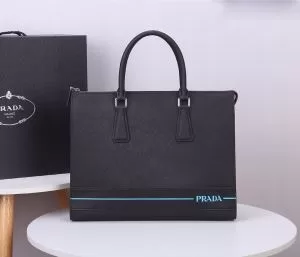 今なお素敵なアイテムだ ビジネスバッグ 海外大人気 プラダ PRADA 今年の春トレンド