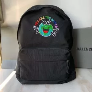 秋冬に大注目のカラー バレンシアガ カジュアルコーデオシャレ BALENCIAGA リュック 速報2020年秋ファッショントレンド