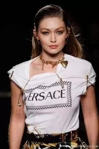 VERSACE ヴェルサーチ 半袖Tシャツ 《2020年》今、注目のストリート 絶妙にオシャレ人気アイテム