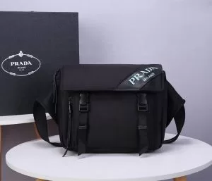 ショルダーバッグ ストリート感あふれ プラダ PRADA 普段使いにも最適なアイテム
