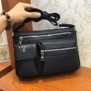 ショルダーバッグ 今年らしい新しい人気色 プラダ 【2020秋冬】今きてる最先端ブランド PRADA 現在流行中のおすすめ人気