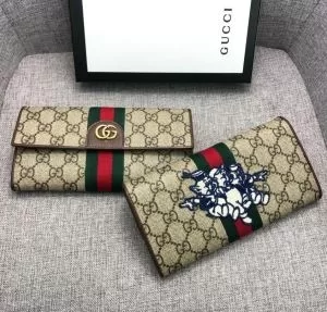 落ち着いた雰囲気に見せてくれ 2020トレンドスタイル グッチ GUCCI 財布