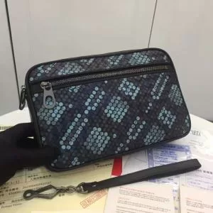 ポーチ 大人カジュアル夏ファッション2020 ボッテガ ヴェネタ BOTTEGA VENETA 暑い季節も大活躍