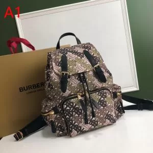 気持ちいい真夏日にぴったり リュック 清潔感のある肌見せ バーバリー BURBERRY おしゃれな夏ファッション2020