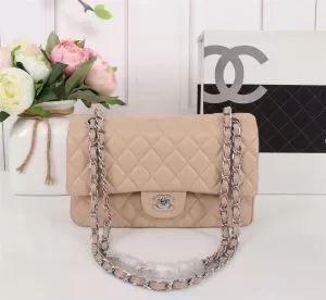 クラシカルな雰囲気 シャネル CHANEL 夏らしい抜け感を演出し 2020年春夏シーズンの人気 レディースバッグ この夏は注目新作