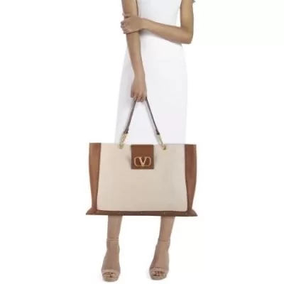 ヴァレンティノ VALENTINO ★安心★追跡付 手持ち&ショルダー掛け 限定デザイン大人気完売前に