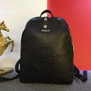 2020秋のファッショントレンドはこれ リュック秋冬もちろん主役級 ヴェルサーチVERSACE 大人かわいい秋冬コーデを楽しみ