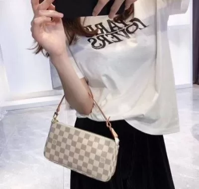 ルイヴィトン LOUIS VUITTON ★安心★追跡付 手持ち&ショルダー掛け 最新商品即完売 M40712